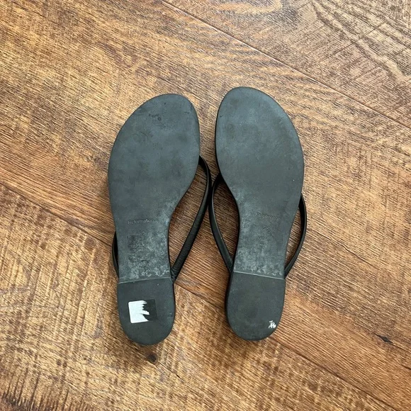 Reformation Loveleen Black Flip Flops - Picture 2 of 6